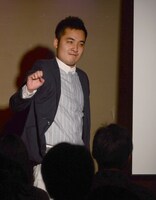 新衣装に身を包んだ青木。