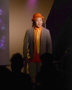 新衣装に身を包んだ野田。