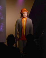 新衣装に身を包んだ野田。