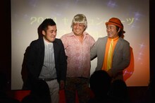 衣装を新調したセイシュン・ダーツ（両端）。