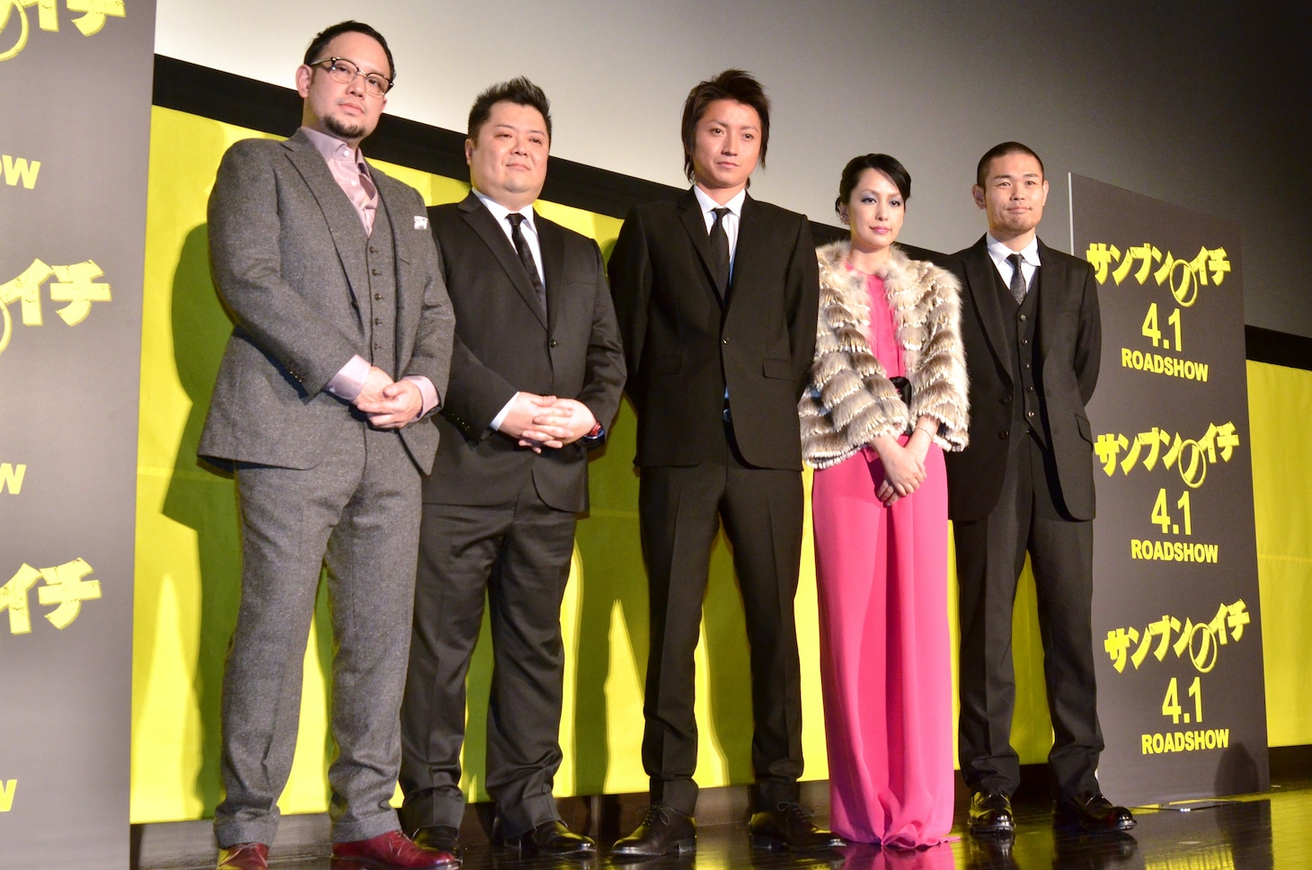 映画「サンブンノイチ」の舞台挨拶に登壇した（左から）原作者の木下半太、ブラックマヨネーズ小杉、藤原竜也、中島美嘉、品川ヒロシ監督。
