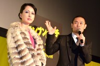 （左から）中島美嘉、品川ヒロシ。