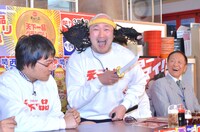 くまだまさし（中央）ら。