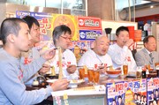 全員で天下一品メニューを試食する場面。