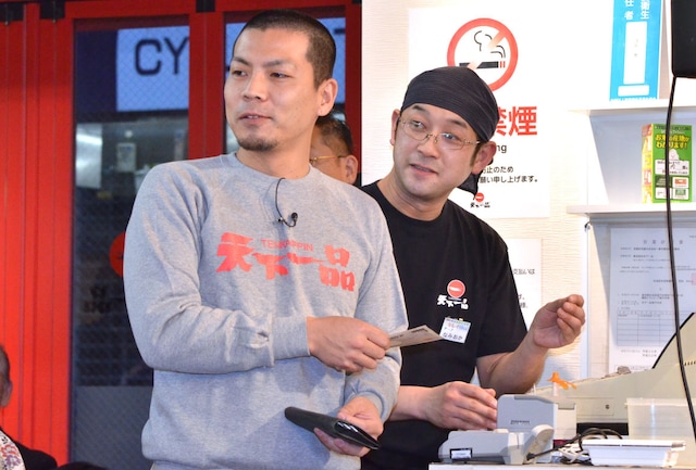 「お会計は誰だ!?」企画で敗北し、出演者の食事代を全額自腹で支払うことになった天竺鼠・川原（左）。