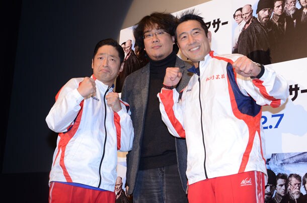 映画「スノーピアサー」舞台挨拶に登壇した（左から）安田大サーカス・団長安田、ポン・ジュノ監督、森脇健児。