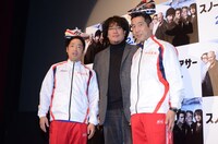 舞台挨拶後のフォトセッションの様子。