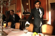 オランダの執事学校でテーブルサービスを体験するハマカーン浜谷。