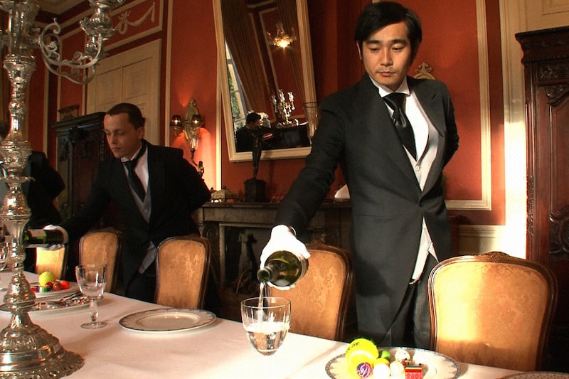 オランダの執事学校でテーブルサービスを体験するハマカーン浜谷。