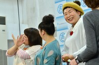 黒沢（左端）が即興で歌うオリジナルソングに笑顔を浮かべる大島（右から2人目）。