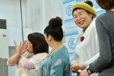 黒沢（左端）が即興で歌うオリジナルソングに笑顔を浮かべる大島（右から2人目）。