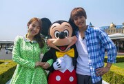 「ディズニーリゾート ゴクトク10」に出演する（左から）大沢あかね、堀井新太。(c)Disney
