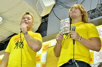 （左から）天山広吉、棚橋弘至。