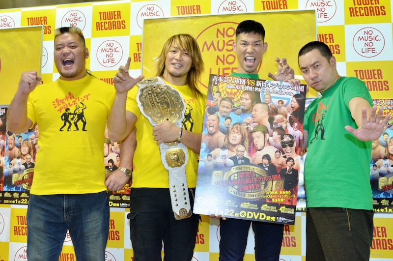 DVD「激情プロレスリング～激突!! 吉本芸人軍団 VS 新日本プロレス軍団全面戦争～」の発売記念イベントに出演した（左から）天山広吉、棚橋弘至両選手と、レイザーラモン。