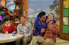 「ごきげん！ブランニュ」でトミーズ雅に年収を教えるよう強要されるハライチ澤部。（c）ABC