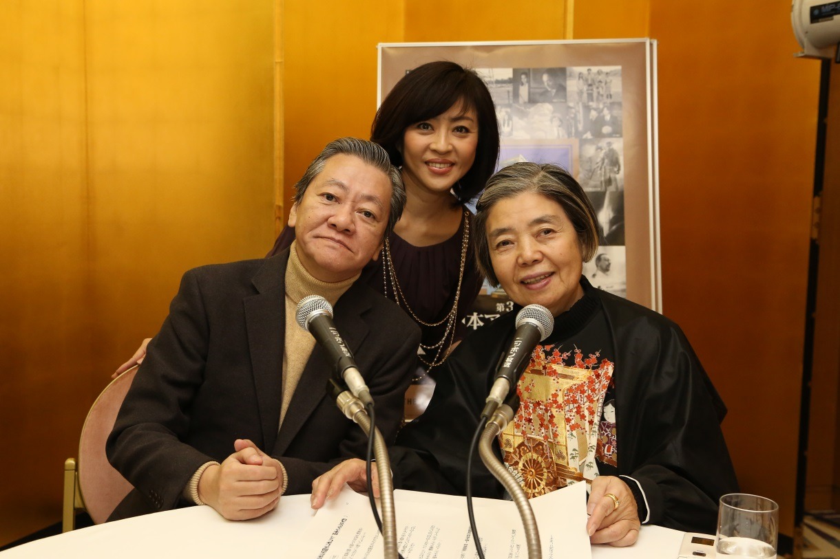 「高田文夫のラジオビバリー昼ズ」に出演する（手前左から）高田文夫、樹木希林と、松本明子（中央）。(c)ニッポン放送