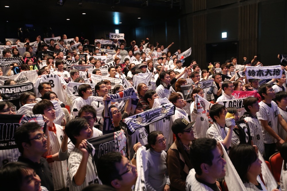 盛り上がるマリーンズファン。