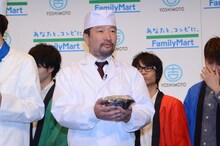 「ねぎ塩牛バラ丼～韓国風味付海苔添え」を担当した木村祐一。