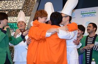 全国1位の喜びを分かち合うロバート馬場＆秋山と御茶ノ水男子。山本は輪に入れてもらえない。