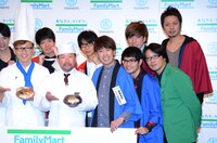 「『ファミ丼 食べたい！＆美味しい！投票バトル』東西最終決戦」イベント後のフォトセッションの様子。