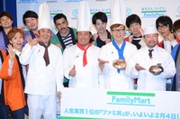 「『ファミ丼 食べたい！＆美味しい！投票バトル』東西最終決戦」イベント後のフォトセッションの様子。