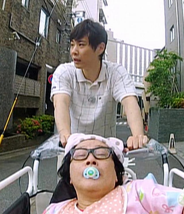 DVD「ダウンタウンのガキの使いやあらへんで!! 世界のヘイポー 傑作集4」より、「浜田は許してくれるのか!? ライセンス藤原 誠意のみそぎ決行!!」の一場面。(c)NTV