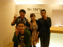 我が家と杉原杏璃（中央）。(c)テレビ朝日