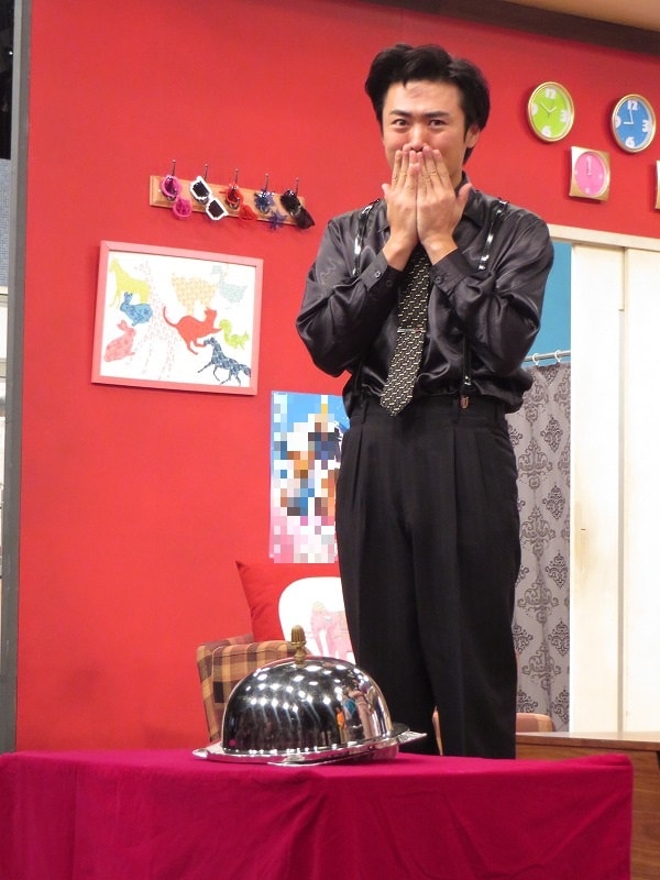 「ウレロ☆未体験少女」でのサプライズバースデーに涙を浮かべる劇団ひとり。