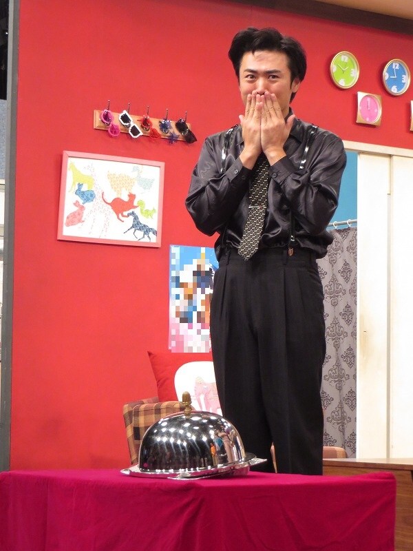 「ウレロ☆未体験少女」でのサプライズバースデーに涙を浮かべる劇団ひとり。