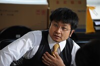 映画「東京難民」で主人公が経験するアルバイトの上司・毛利役を演じるダイノジ大谷。(c)2014「東京難民」製作委員会