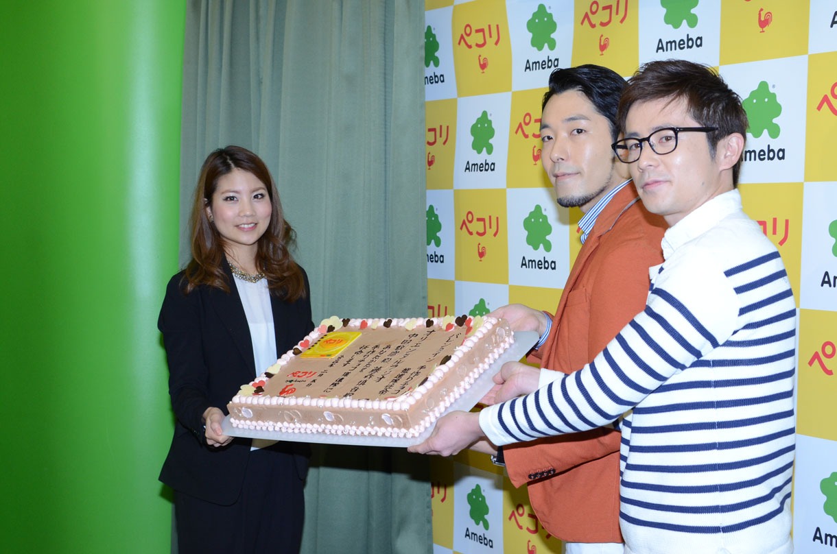 ケーキでできた任命状を受け取るオリエンタルラジオ。