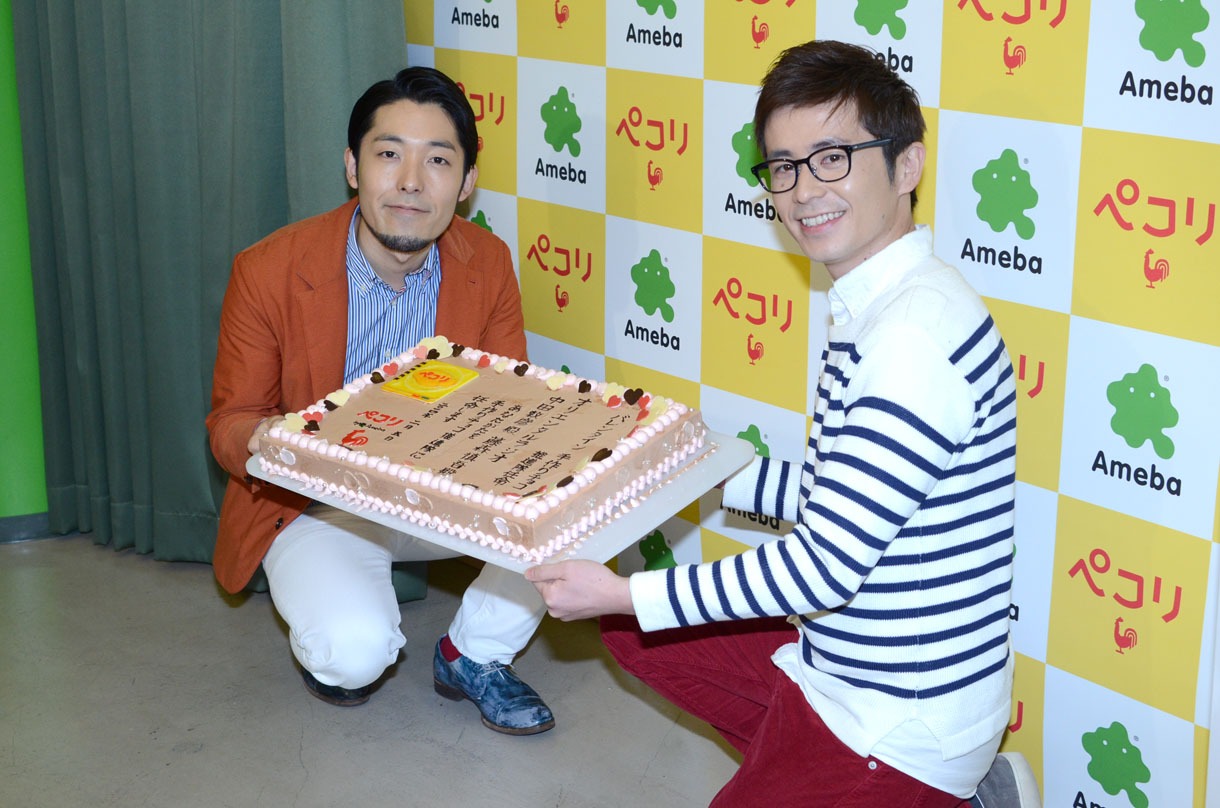 ケーキでできた任命状を受け取ったオリエンタルラジオ。