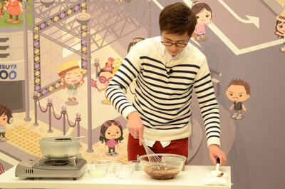 チョコ作りに挑む藤森。