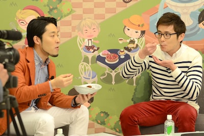 「手作りチョコ推進隊が選ぶ！食べたいチョコはコレ！powered by ペコリ」生放送の様子。