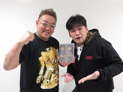 発売されたばかりのDVD「サンドウィッチマンライブツアー2013」を手にするサンドウィッチマン。