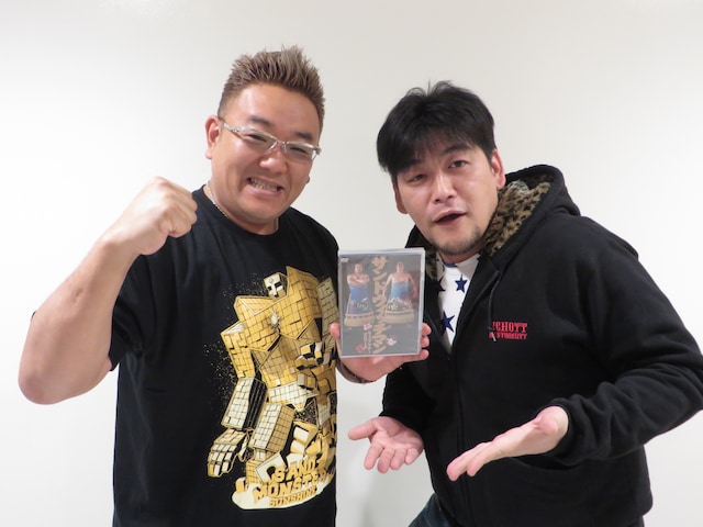 発売されたばかりのDVD「サンドウィッチマンライブツアー2013」を手にするサンドウィッチマン。