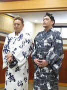 相撲部屋にいても違和感がないサンドウィッチマン。