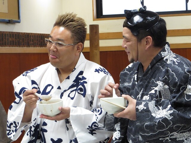 DVD「サンドウィッチマンライブツアー2013」ミニイベントにて、豊ノ島関特製チョコレートちゃんこを味わうサンドウィッチマン。