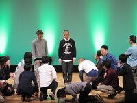 山名が誰よりも首を小さく振る様子を全員で凝視。