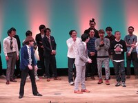 小宮の誰よりも小さい声の食事の誘いに、首を誰よりも小さく横に振る山名と、縦に振るアイアム野田。