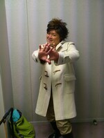 ホワイトのコートがよく似合うこっすー。