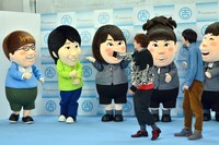 ハリセンボンキャラ（後方左）と対面するハリセンボン（手前）。