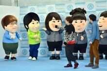 ハリセンボンキャラ（後方左）と対面するハリセンボン（手前）。