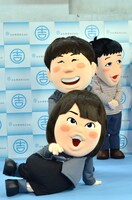 本人さながらの動きを見せる森三中・黒沢キャラ（手前）。