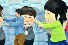 「エジプトの壁画」の形態模写を披露するハリセンボンはるか（手前左）と、はるかキャラ。