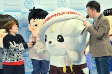 栃木県佐野市のゆるキャラ・さのまる（中央）も登場。さすがの愛くるしい姿を見せたが、ハリセンボン春菜（手前左）に頭を激しく叩かれる展開となってしまった。