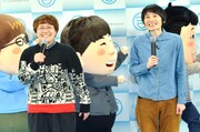 新曲「ボケ・ツッコミ体操！」でボーカルを担当するハリセンボン（手前）と、芸人キャラたち。