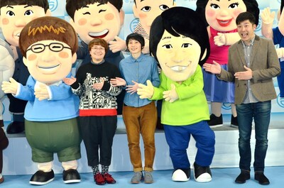「よしもと芸人キャラ」全国進出の発表会見に登場したハリセンボン（中央）、あべこうじ（右端）と、よしもと芸人キャラたち。