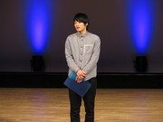 前説のゴッホ向井ブルー。声出し練習のセリフはセイワの名言「腹立つねんけどやめられへん　漫才めっちゃ楽しいねん」などから引用。
