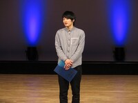 前説のゴッホ向井ブルー。声出し練習のセリフはセイワの名言「腹立つねんけどやめられへん　漫才めっちゃ楽しいねん」などから引用。